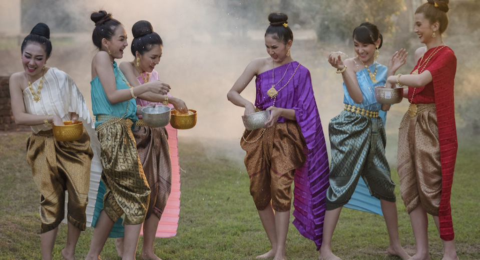 Сонгкран - Новый год по тайскому стилю. Традиционные брызги воды в знак пожелания благополучия и удачи.