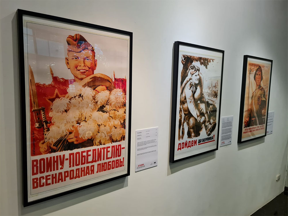 Выставка агитационных плакатов военного времени "Слава воину-победителю". Фото Посольства РФ в Таиланде