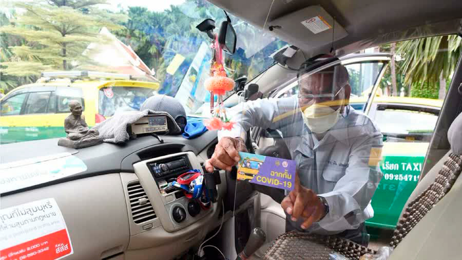 Акриловые перегородки в бангкокских такси. Фото NNT