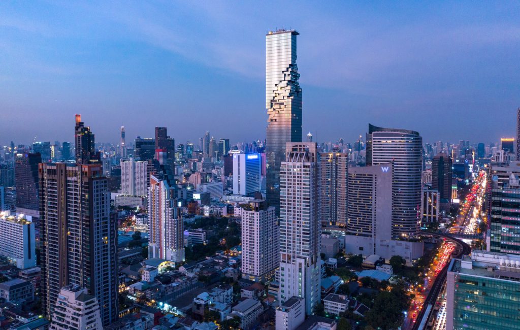 Маханакорн, самое высокое здание Таиланда (77 этажей) в деловом районе Силом-Сатхорн.