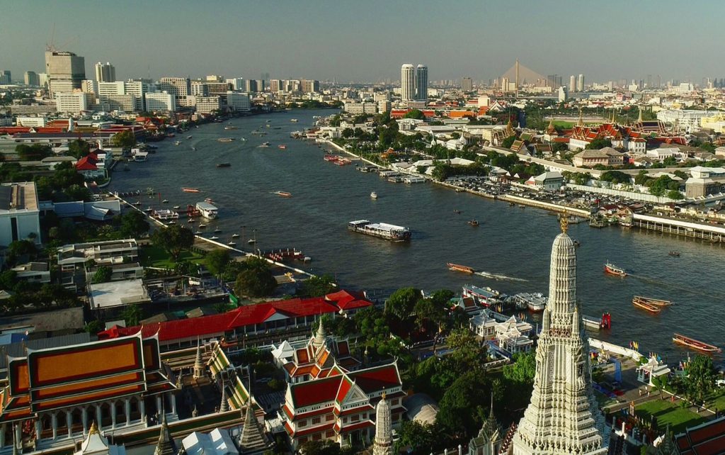 Слева — Тонбури, старая столица Таиланда до того, как король Рама I перенес ее через реку Чао Прайя, чтобы построить свою новую империю в Большом дворце в правом верхнем углу.