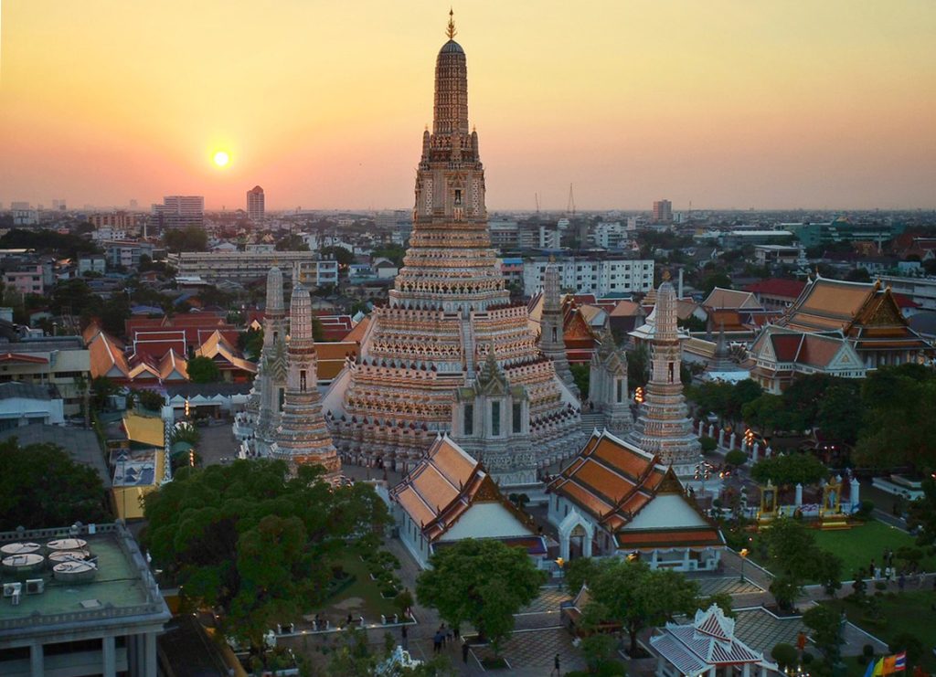 Ват Арун был отреставрирован королем Рамой III почти 200 лет назад; высотой 81 метр это было самое высокое сооружение Бангкока.