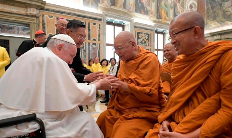 Встреча Папы Франциска с достопочтимыми буддийскими монахами в Ватикане 17 июня 2022. Фото Vatican Media