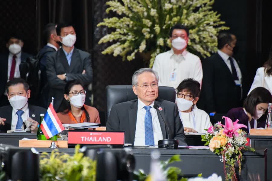 Министр иностранных дел Таиланда г-н Дон Прамудвинай на 42-м саммите АСЕАН в Индонезии. Изображение NNT