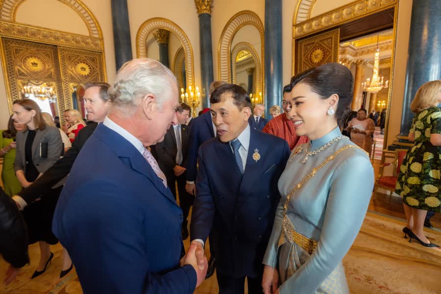Их Величества Король и Королева Таиланда и Его Величество Чарльз III на церемонии коронации. Изображение NNT