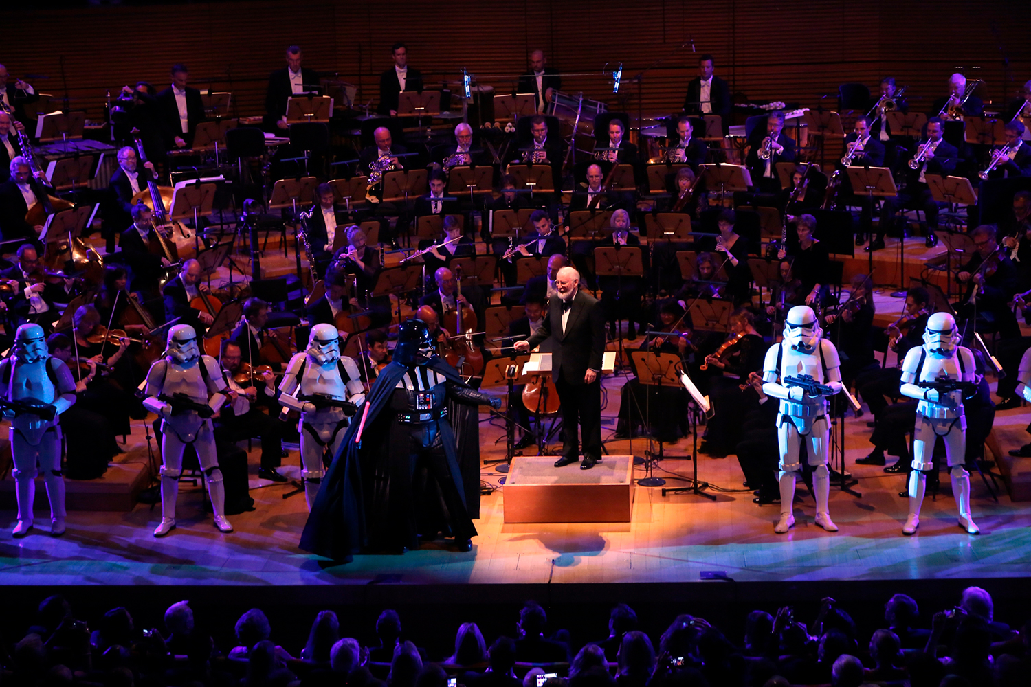 Джон Уильямс на поклонах после исполнения сюиты «Звездные войны». Концертный зал Уолта Диснея в филармонии Лос-Анджелеса.