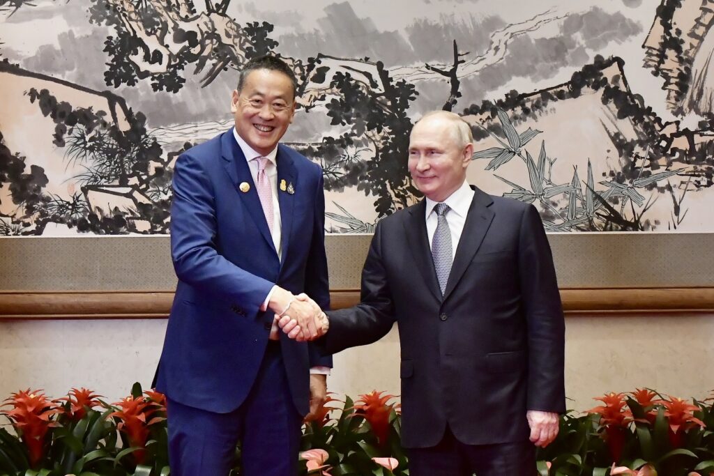 17 октября Президент России и Премьер-министр Таиланда провели двустороннюю беседу в Доме Дяоюйтай в Пекине