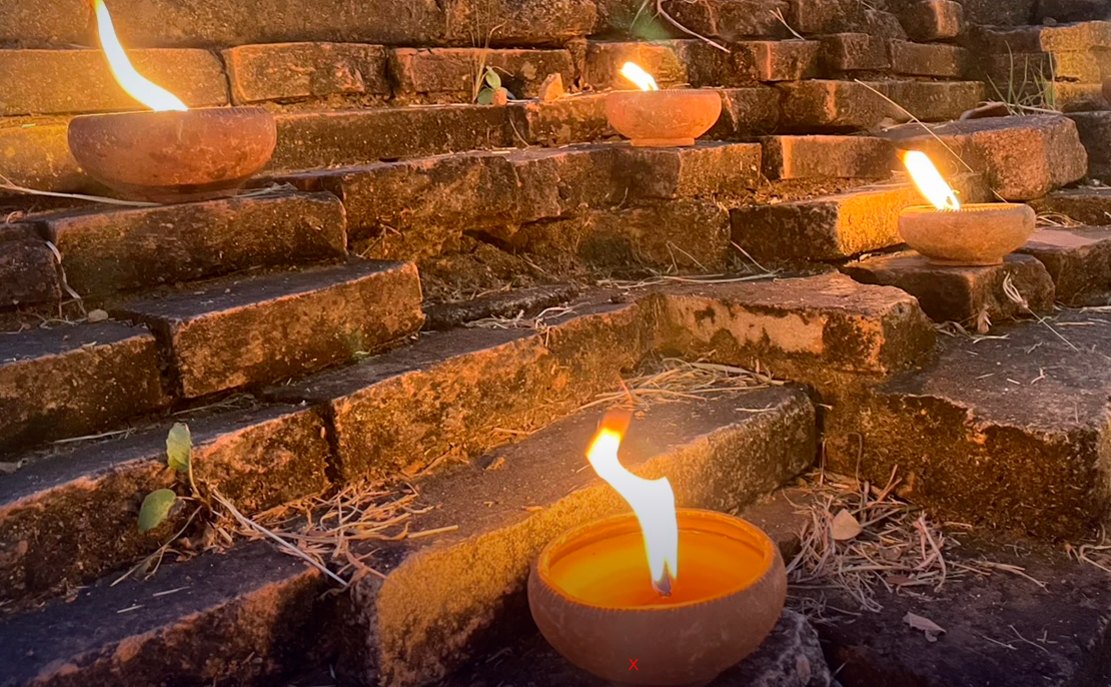 Ритуал 10 000 свечей в Старом городе Чиангмая. Изображение The Nation