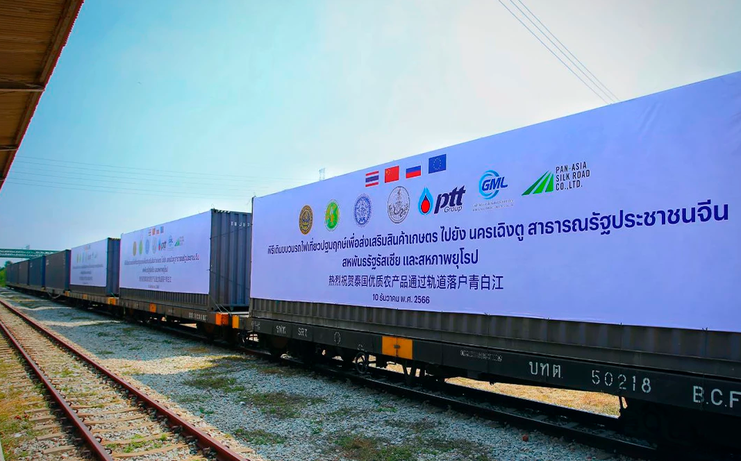 Отправление поезда с сельхозпродукцией из Таиланда в Россию и Евросоюз. Изображение The Nation