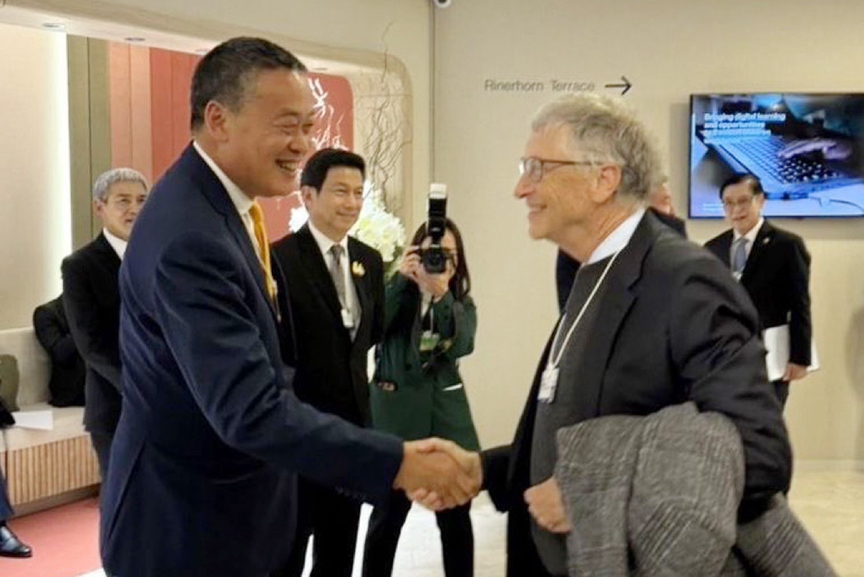 Премьер-министр приветствует г-на Билла Гейтса на ВЭФ в Давосе. Изображение Khaosod English