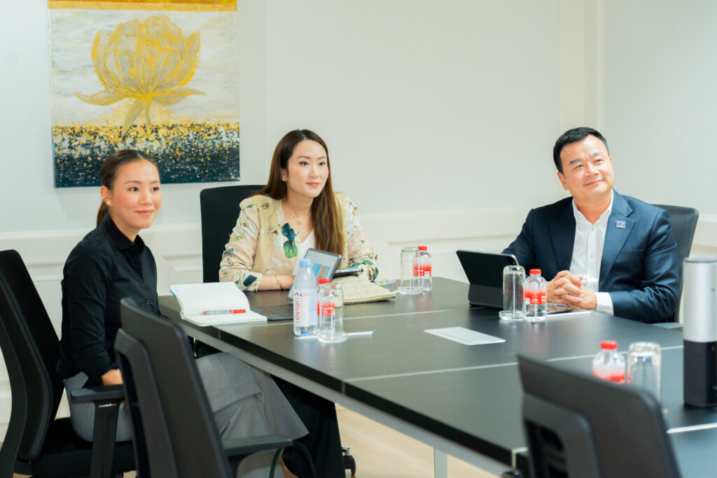 Лидер партии Pheu Thai Паетонгтарн Чинават и члены ее партии на видеоконференции с Дмитрием Медведевым 19 января. Изображение Khaosod English