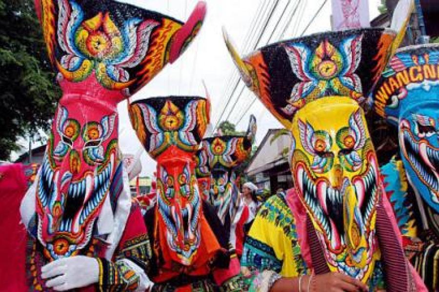 Веселый праздник гуляк — шумные шествия и яркие маски