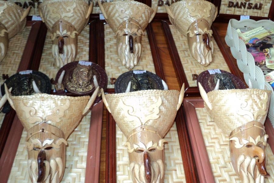 Маски делают из кокоса и клейкого риса, поэтому производят своеобразный шелест