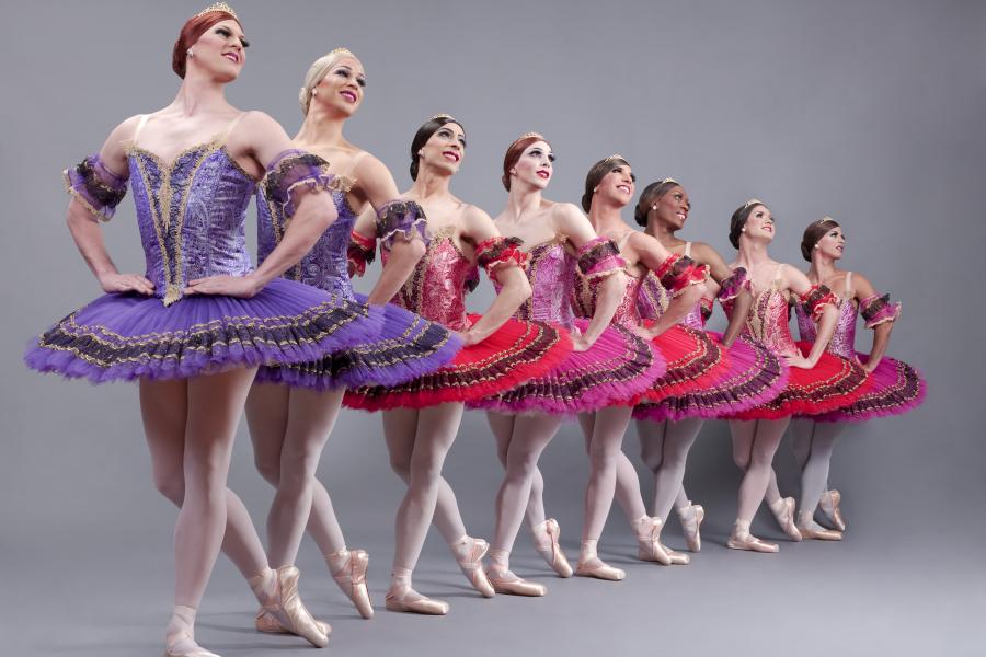 Уникальный балетный коллектив профессиональных танцоров предложил бангкокской публике две премьеры классического балета Раймонда и второй акт Лебединого озера