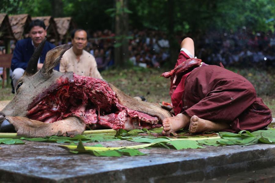 Древняя церемония Пу Сае Йя Сае самый дикий фестиваль Тайланда