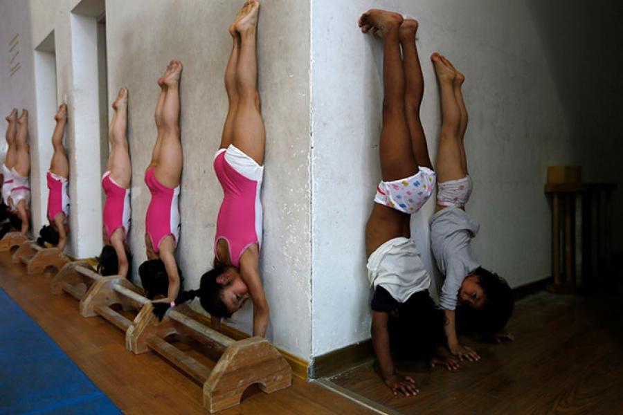 Тренировка гимнасток спортивной школы в Цзясин, провинция Чжэцзян, Китай