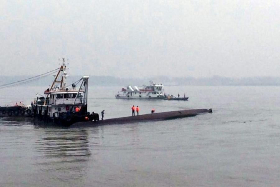 Пассажирский паром попал в шторм на реке Янцзы в Китае