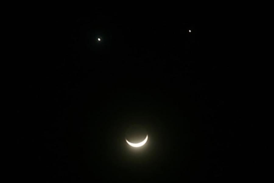 Луна, Венера и Юпитер 16 мая образуют улыбку на небосклоне