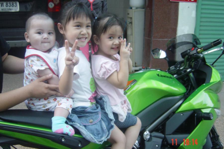 Можно возить ребенка на мотоцикле. Мотобайк с ребëнком Тайланд. На мотобайке с ребенком Тайланд. Мотоцикл фото для детей. Пхукет на мопеде с ребенком.