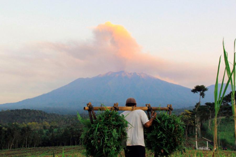Вулкан на горе Руанг. Фото 6 августа, 10:00 МСК