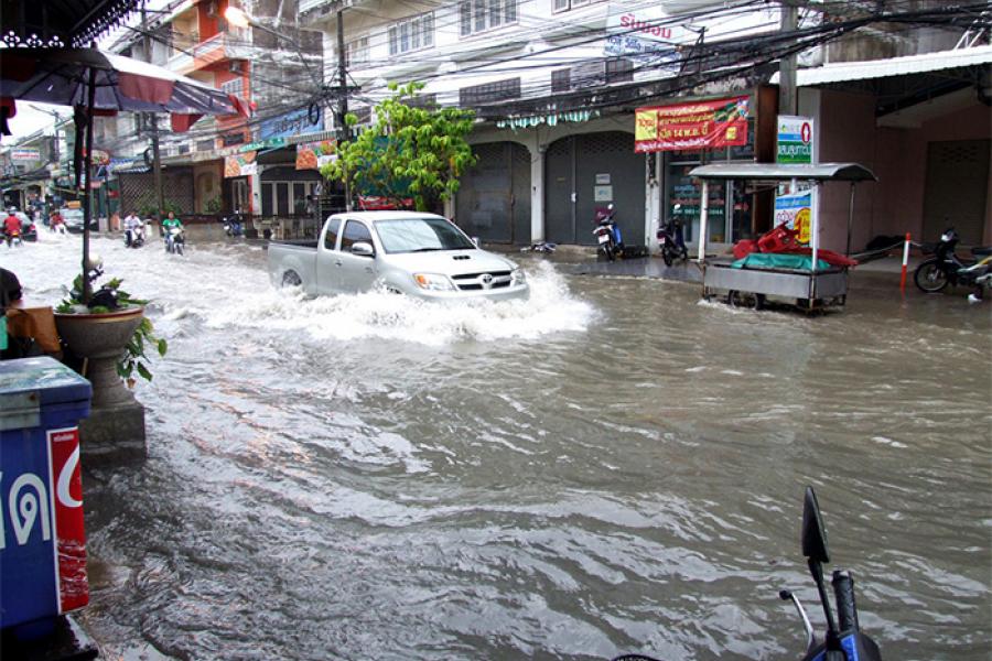  Воскресенье 27 марта в Паттайе началось внезапным сильным полуторачасовым ливнем, вызвав наводнения на дорогах