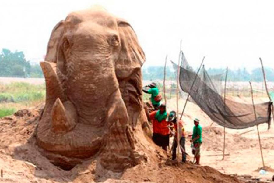 Создание песчаных скульптур на Меконге. Март-апрель 2016. Фото Vientiane Times