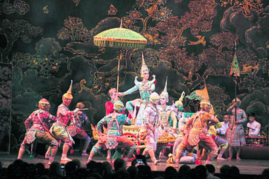 Сцены из Рамаяны в исполнении тайских актёров и танцоров