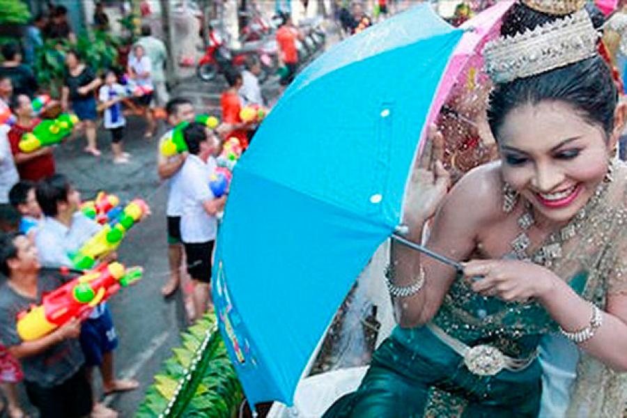 Сонгкран в Тайланде. Девушка Нанг Сонгкран - украшение праздника