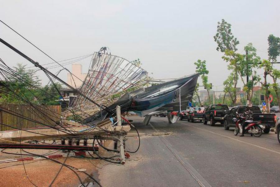 Летний шторм в Лапанге вырвал столб электропередачи и рекламный щит, перекрыв трафик. Фото 28 апреля 2016