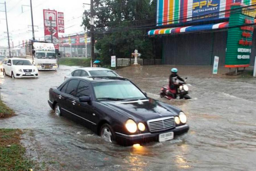 Сезон дождей начинается в Тайланде. Пхукет 14 мая