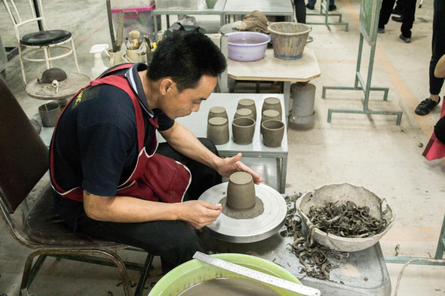 Мастер на керамической фабрики королевского проекта Дои Тунг. Фото Новости Таиланда