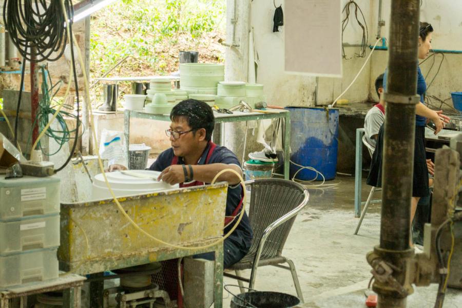 Мастер на керамической фабрике королевского проекта Дои Тунг. Фото Новости Таиланда