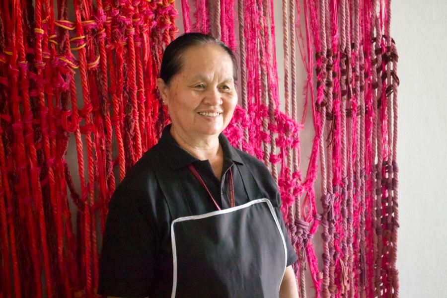 Г-жа Кхам Такхамчин, директор ткацкой фабрики королевского проекта Дои Тунг. Фото Новости Таиланда