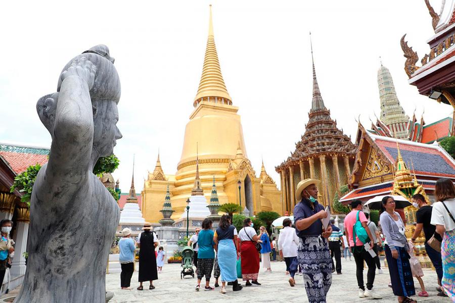 Каменные скульптуры в храме Изумрудного Будды. Фото Apichart Jinakul для Bangkok Post